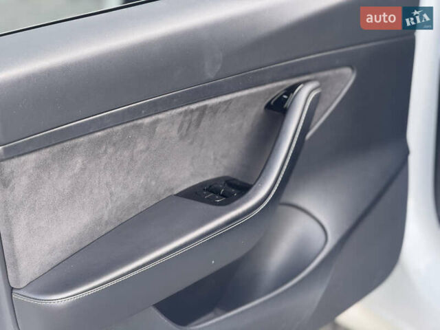 Белый Тесла Модель 3, объемом двигателя 0 л и пробегом 70 тыс. км за 15500 $, фото 20 на Automoto.ua