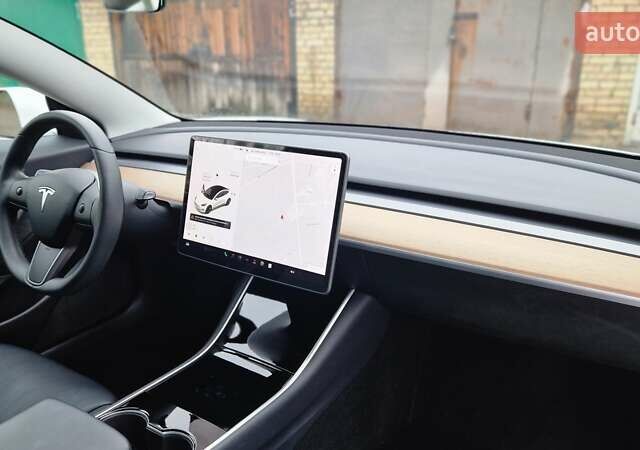 Белый Тесла Модель 3, объемом двигателя 0 л и пробегом 142 тыс. км за 16900 $, фото 7 на Automoto.ua