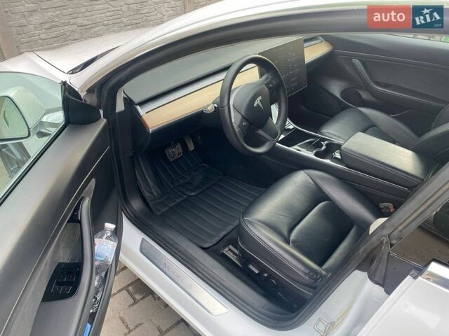 Білий Тесла Модель 3, об'ємом двигуна 0 л та пробігом 112 тис. км за 15500 $, фото 8 на Automoto.ua