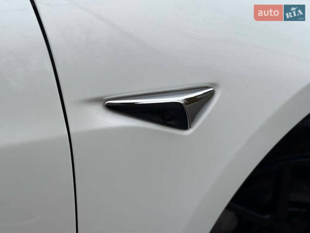 Белый Тесла Модель 3, объемом двигателя 0 л и пробегом 105 тыс. км за 14999 $, фото 6 на Automoto.ua