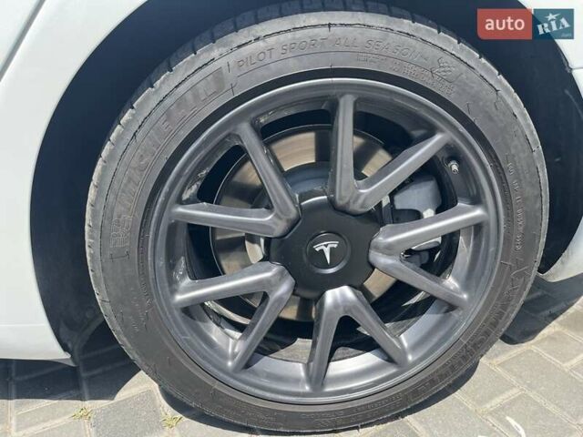 Белый Тесла Модель 3, объемом двигателя 0 л и пробегом 98 тыс. км за 18500 $, фото 22 на Automoto.ua