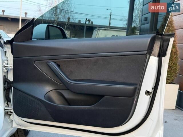 Белый Тесла Модель 3, объемом двигателя 0 л и пробегом 84 тыс. км за 15500 $, фото 47 на Automoto.ua