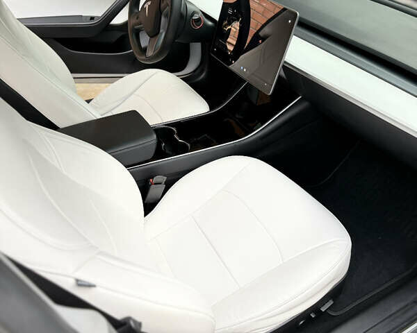 Белый Тесла Модель 3, объемом двигателя 0 л и пробегом 99 тыс. км за 22400 $, фото 16 на Automoto.ua