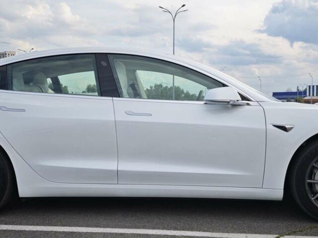 Білий Тесла Модель 3, об'ємом двигуна 0 л та пробігом 132 тис. км за 20300 $, фото 5 на Automoto.ua