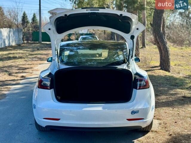 Белый Тесла Модель 3, объемом двигателя 0 л и пробегом 93 тыс. км за 13999 $, фото 7 на Automoto.ua