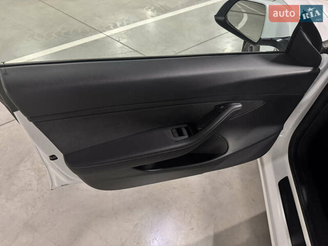 Білий Тесла Модель 3, об'ємом двигуна 0 л та пробігом 59 тис. км за 16500 $, фото 7 на Automoto.ua