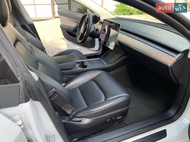 Белый Тесла Модель 3, объемом двигателя 0 л и пробегом 99 тыс. км за 20000 $, фото 13 на Automoto.ua