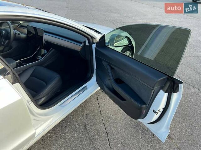 Белый Тесла Модель 3, объемом двигателя 0 л и пробегом 24 тыс. км за 19000 $, фото 18 на Automoto.ua