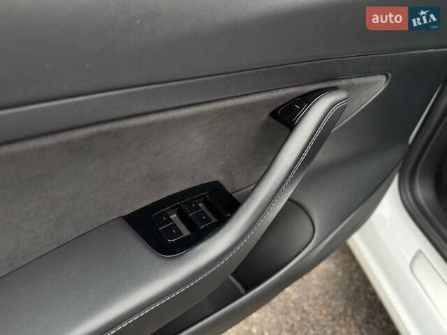 Белый Тесла Модель 3, объемом двигателя 0 л и пробегом 105 тыс. км за 14999 $, фото 12 на Automoto.ua