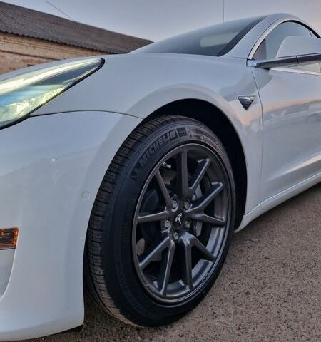 Белый Тесла Модель 3, объемом двигателя 0 л и пробегом 85 тыс. км за 15000 $, фото 2 на Automoto.ua