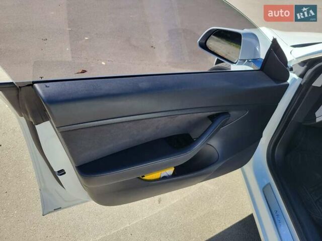 Белый Тесла Модель 3, объемом двигателя 0 л и пробегом 90 тыс. км за 16000 $, фото 11 на Automoto.ua