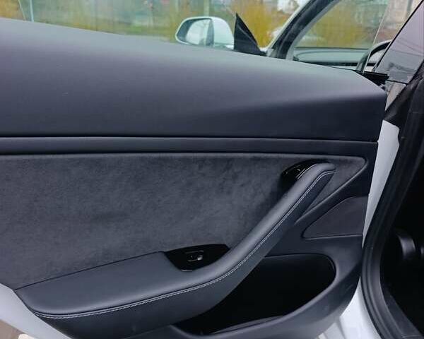 Білий Тесла Модель 3, об'ємом двигуна 0 л та пробігом 112 тис. км за 18500 $, фото 20 на Automoto.ua