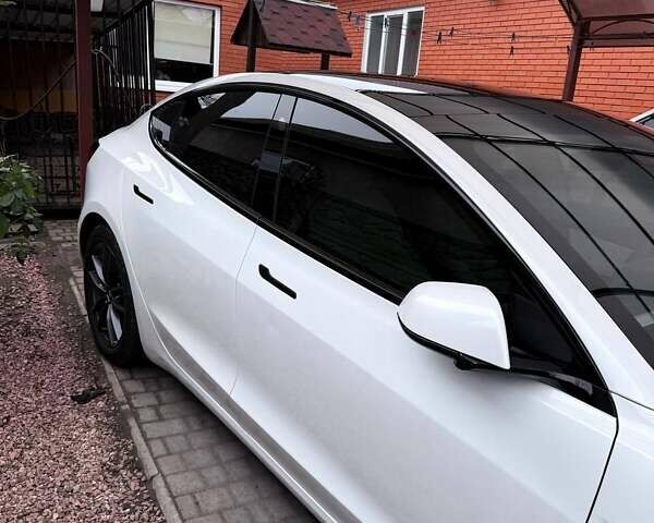 Белый Тесла Модель 3, объемом двигателя 0 л и пробегом 102 тыс. км за 19800 $, фото 2 на Automoto.ua