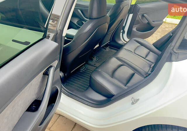 Белый Тесла Модель 3, объемом двигателя 0 л и пробегом 72 тыс. км за 25000 $, фото 11 на Automoto.ua