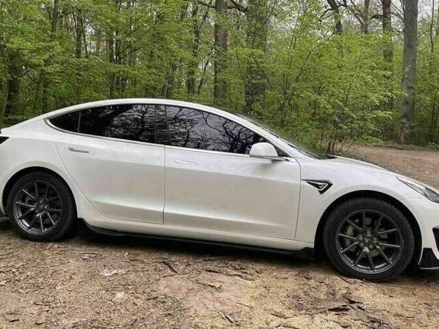 Білий Тесла Модель 3, об'ємом двигуна 0 л та пробігом 65 тис. км за 13000 $, фото 2 на Automoto.ua