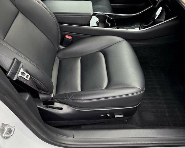 Білий Тесла Модель 3, об'ємом двигуна 0 л та пробігом 58 тис. км за 23000 $, фото 19 на Automoto.ua