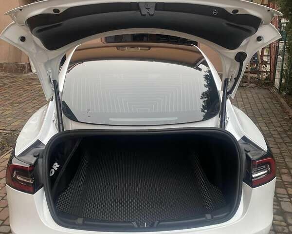 Белый Тесла Модель 3, объемом двигателя 0 л и пробегом 60 тыс. км за 16999 $, фото 9 на Automoto.ua