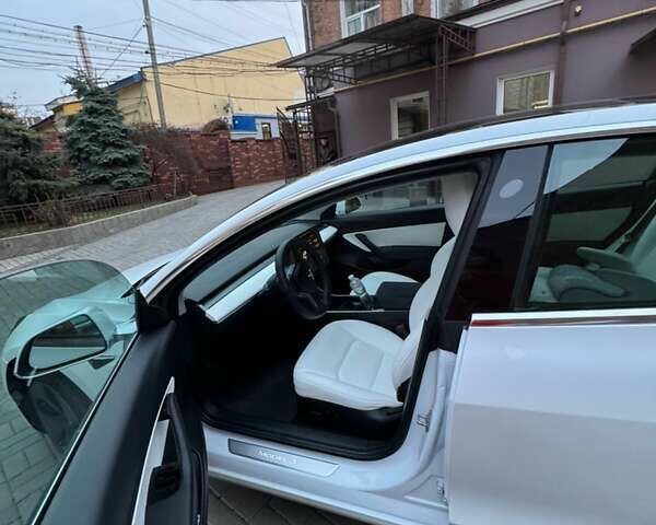 Білий Тесла Модель 3, об'ємом двигуна 0 л та пробігом 85 тис. км за 22200 $, фото 4 на Automoto.ua