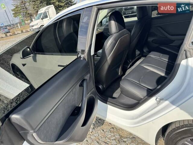 Белый Тесла Модель 3, объемом двигателя 0 л и пробегом 130 тыс. км за 17950 $, фото 24 на Automoto.ua