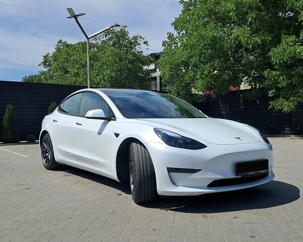 Тесла Модель 3 2020 в Ивано-Франковске на Automoto.ua Белый Тесла Модель 3, объемом двигателя 0 л и пробегом 105 тыс. км за 20950 $, фото 20 на Automoto.ua