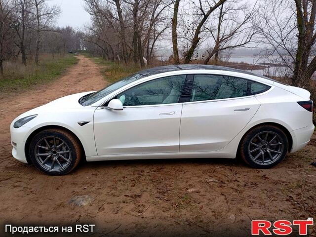 Белый Тесла Модель 3, объемом двигателя 75 л и пробегом 77 тыс. км за 16000 $, фото 3 на Automoto.ua