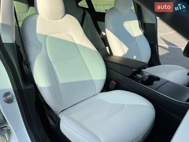 Белый Тесла Модель 3, объемом двигателя 0 л и пробегом 105 тыс. км за 26999 $, фото 22 на Automoto.ua