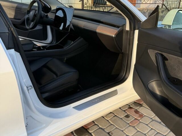 Білий Тесла Модель 3, об'ємом двигуна 0 л та пробігом 102 тис. км за 18500 $, фото 17 на Automoto.ua