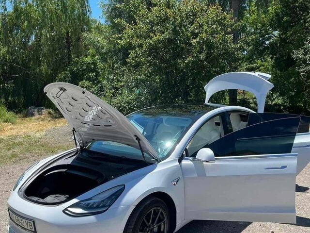 Белый Тесла Модель 3, объемом двигателя 0 л и пробегом 120 тыс. км за 16700 $, фото 3 на Automoto.ua