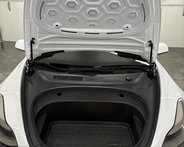 Білий Тесла Модель 3, об'ємом двигуна 0 л та пробігом 113 тис. км за 20200 $, фото 25 на Automoto.ua