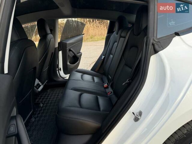 Білий Тесла Модель 3, об'ємом двигуна 0 л та пробігом 88 тис. км за 20950 $, фото 41 на Automoto.ua