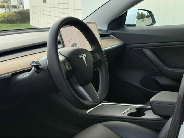 Білий Тесла Модель 3, об'ємом двигуна 0 л та пробігом 68 тис. км за 12300 $, фото 5 на Automoto.ua