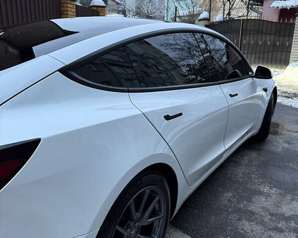 Білий Тесла Модель 3, об'ємом двигуна 0 л та пробігом 131 тис. км за 19000 $, фото 2 на Automoto.ua