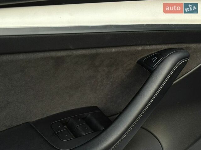 Білий Тесла Модель 3, об'ємом двигуна 0 л та пробігом 62 тис. км за 18500 $, фото 27 на Automoto.ua