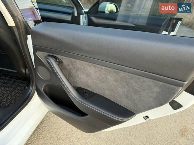 Білий Тесла Модель 3, об'ємом двигуна 0 л та пробігом 88 тис. км за 20950 $, фото 26 на Automoto.ua