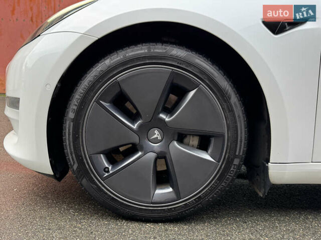 Белый Тесла Модель 3, объемом двигателя 0 л и пробегом 45 тыс. км за 29000 $, фото 35 на Automoto.ua