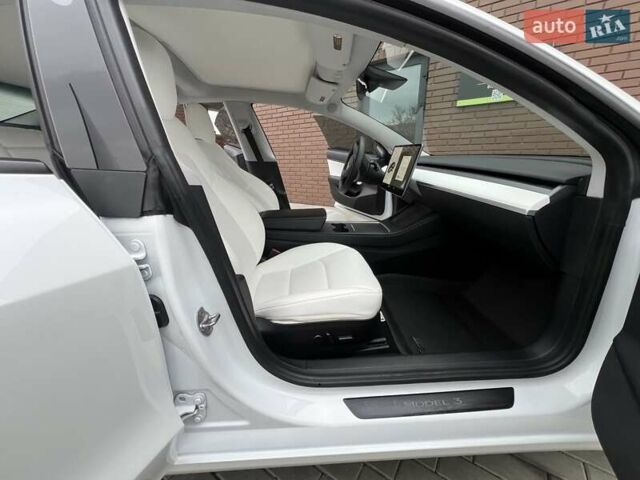 Белый Тесла Модель 3, объемом двигателя 0 л и пробегом 74 тыс. км за 21999 $, фото 6 на Automoto.ua