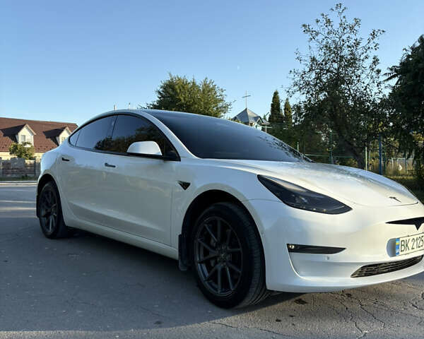 Білий Тесла Модель 3, об'ємом двигуна 0 л та пробігом 110 тис. км за 22900 $, фото 3 на Automoto.ua
