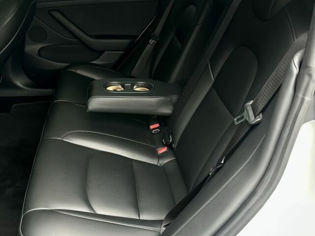 Білий Тесла Модель 3, об'ємом двигуна 0 л та пробігом 67 тис. км за 32500 $, фото 6 на Automoto.ua