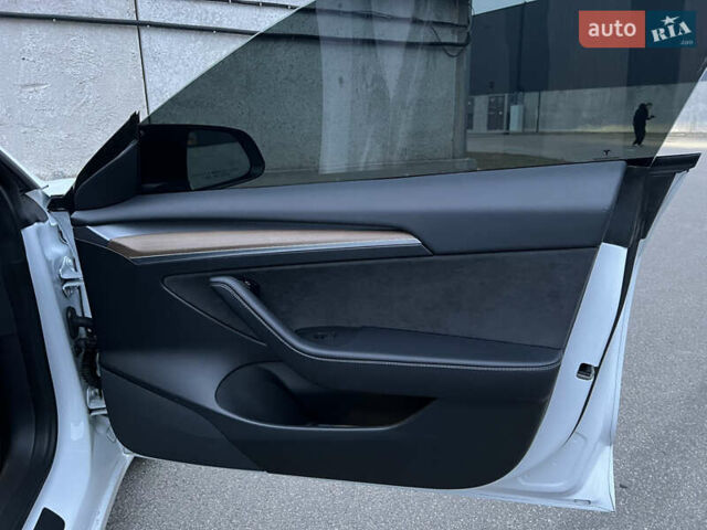 Белый Тесла Модель 3, объемом двигателя 0 л и пробегом 52 тыс. км за 21500 $, фото 29 на Automoto.ua