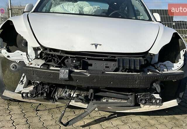 Белый Тесла Модель 3, объемом двигателя 0 л и пробегом 77 тыс. км за 16850 $, фото 5 на Automoto.ua