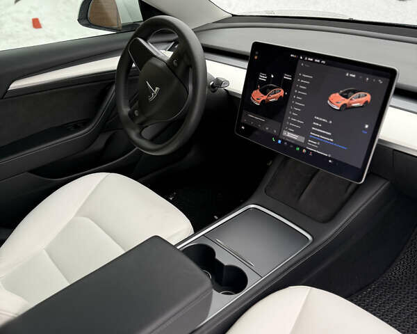 Білий Тесла Модель 3, об'ємом двигуна 0 л та пробігом 63 тис. км за 17900 $, фото 12 на Automoto.ua