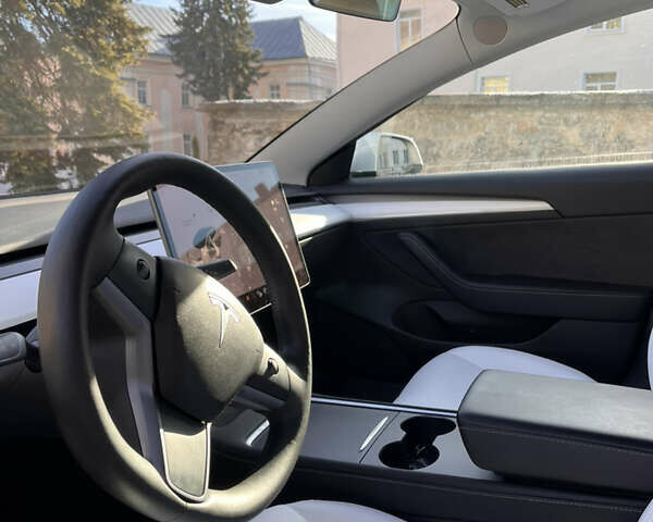 Білий Тесла Модель 3, об'ємом двигуна 0 л та пробігом 64 тис. км за 21500 $, фото 22 на Automoto.ua