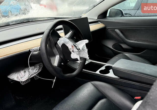 Белый Тесла Модель 3, объемом двигателя 0 л и пробегом 130 тыс. км за 15200 $, фото 3 на Automoto.ua