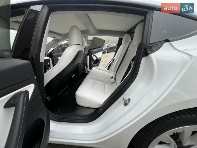 Белый Тесла Модель 3, объемом двигателя 0 л и пробегом 74 тыс. км за 21999 $, фото 7 на Automoto.ua