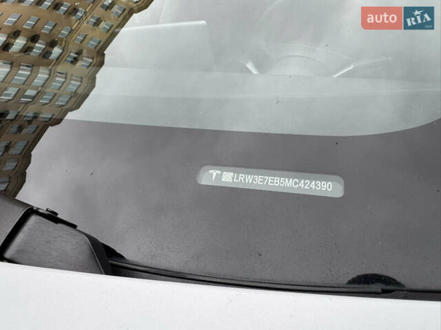 Белый Тесла Модель 3, объемом двигателя 0 л и пробегом 45 тыс. км за 29000 $, фото 49 на Automoto.ua