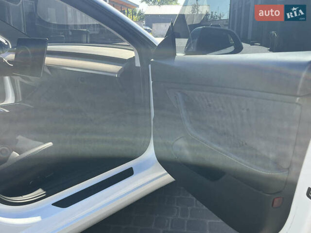 Білий Тесла Модель 3, об'ємом двигуна 0 л та пробігом 39 тис. км за 18500 $, фото 30 на Automoto.ua