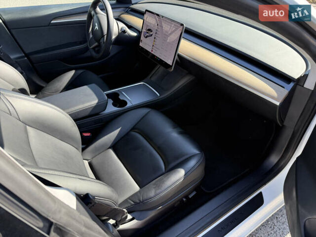 Белый Тесла Модель 3, объемом двигателя 0 л и пробегом 68 тыс. км за 27000 $, фото 16 на Automoto.ua