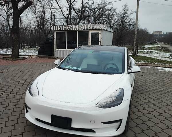 Білий Тесла Модель 3, об'ємом двигуна 0 л та пробігом 106 тис. км за 17000 $, фото 1 на Automoto.ua