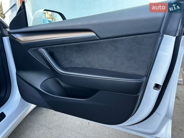 Білий Тесла Модель 3, об'ємом двигуна 0 л та пробігом 65 тис. км за 17950 $, фото 28 на Automoto.ua