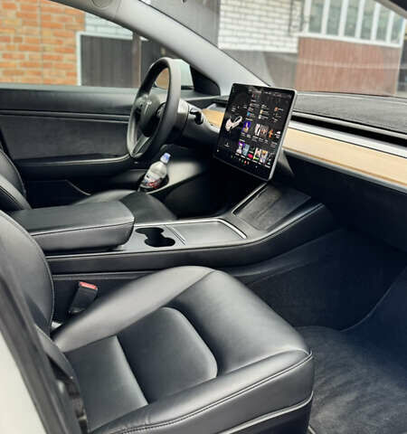 Белый Тесла Модель 3, объемом двигателя 0 л и пробегом 90 тыс. км за 23000 $, фото 3 на Automoto.ua